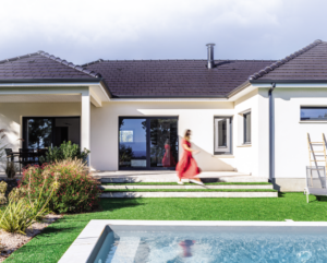 Photo d'une maison avec une personne qui marche près d'une piscine