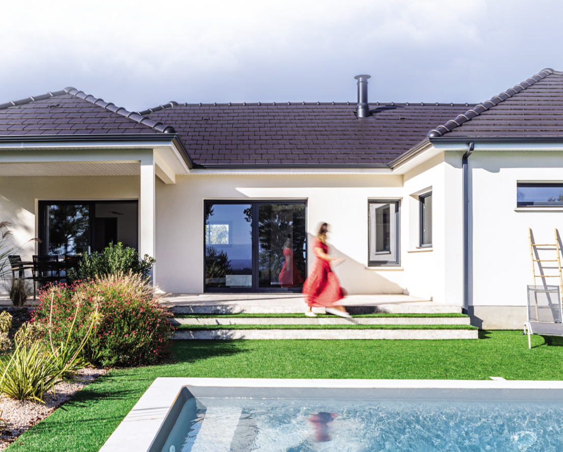 Photo d'une maison avec une personne qui marche près d'une piscine