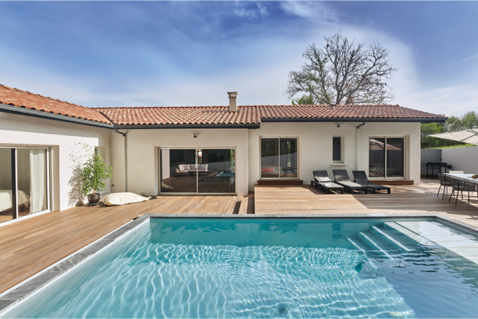 Photo d'une maison plain pied avec piscine