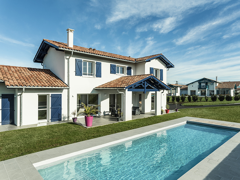 maison-contemporaine-neo-basque-avec-piscine