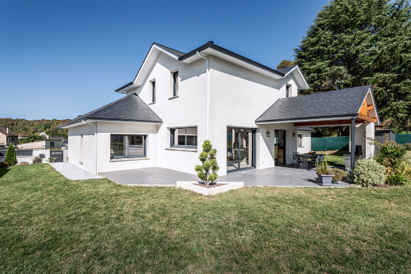 maison moderne avec jardin dans le bearn