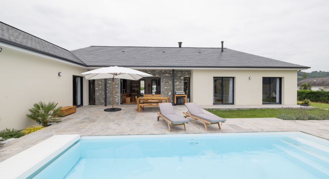 maison moderne avec piscine à pau