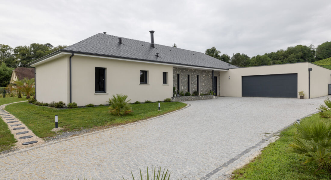 maison moderne avec toit traditionnel et toit plat