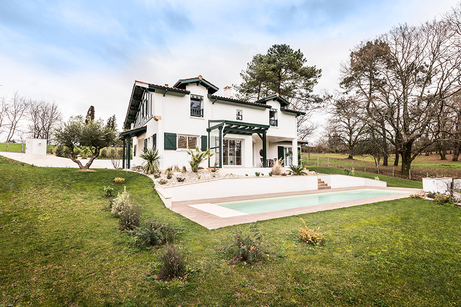 maison basque traditionnelle avec piscine